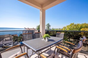 Outdoor dining - Villa in Dramalj, family friendly, pool, close to the beach (Dramalj)