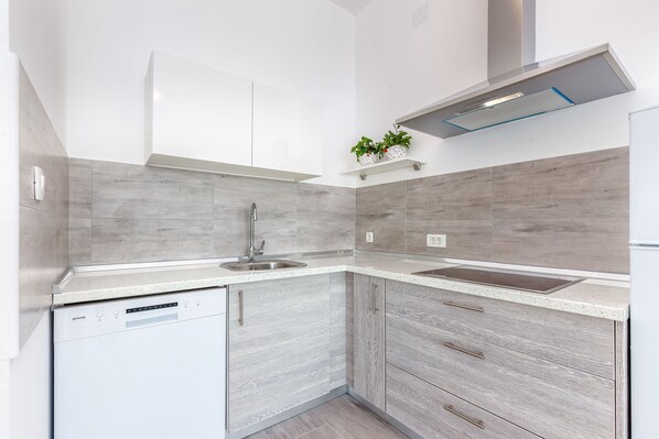 Refrigerador, microondas, lavavajillas y cafetera y tetera 