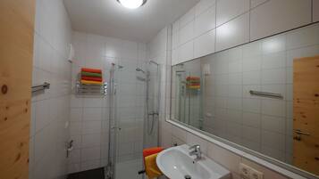 Dusche, Haartrockner, Handtücher