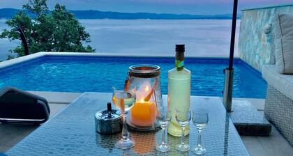 Super asunto uima-altaalla, merinäköalalla, takalla ja Wi-Fi: llä Medvejassa, Kroatiassa