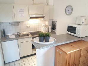 ثلاجة، ميكروويف، فرن، موقد طهي مسطح