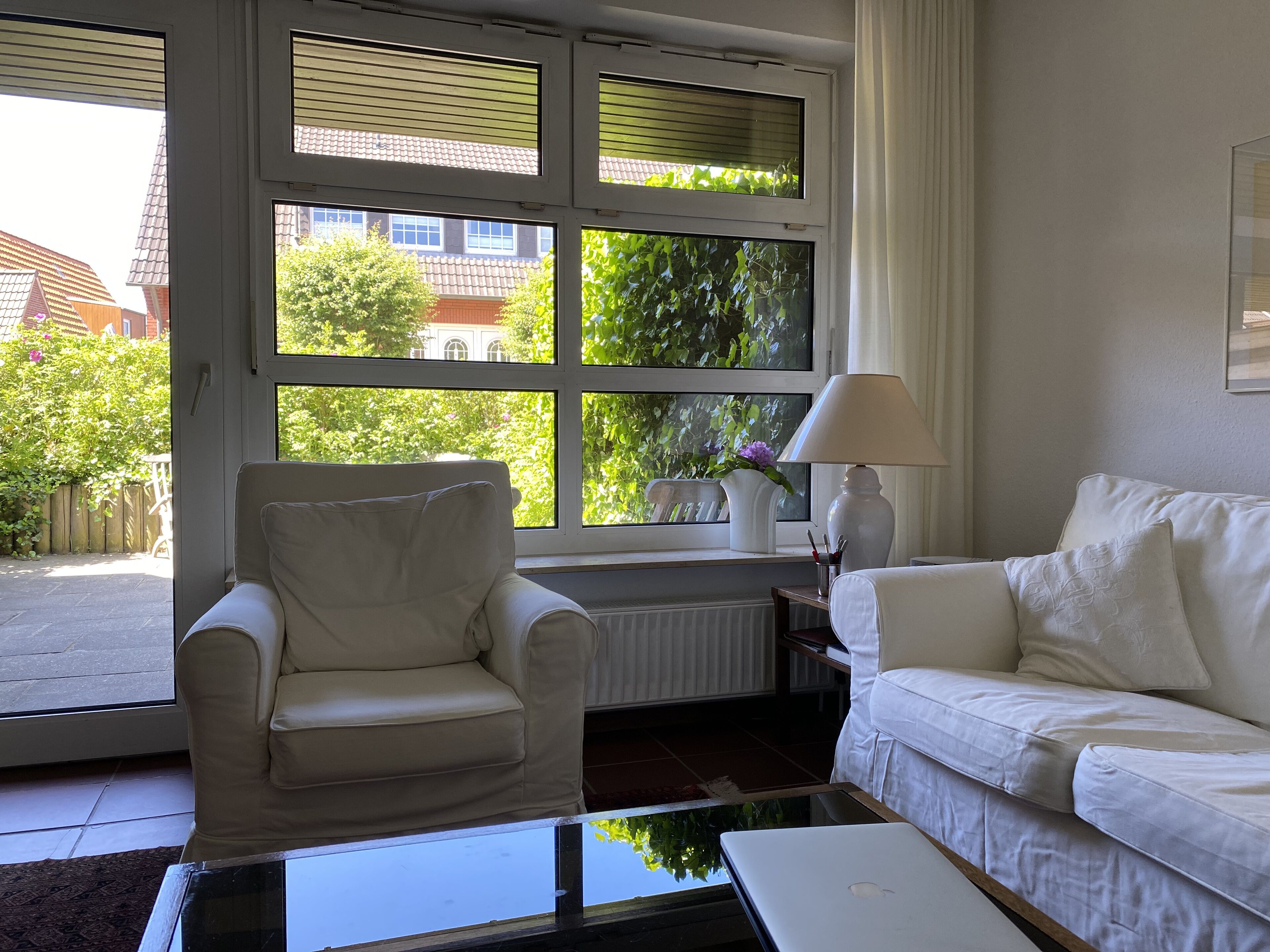 Fernseher, DVD-Player, Bücher, Musikbibliothek