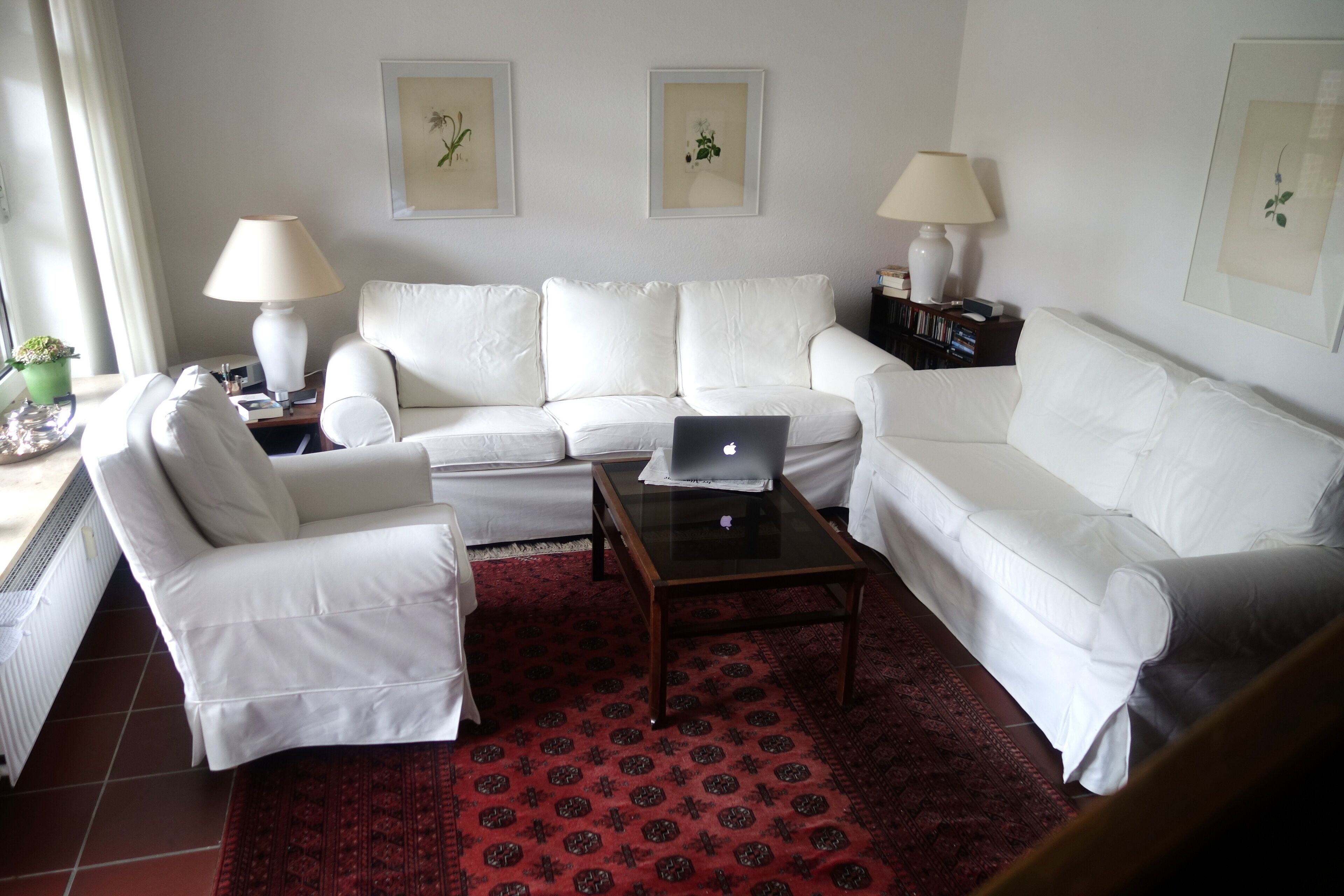 Fernseher, DVD-Player, Bücher, Musikbibliothek