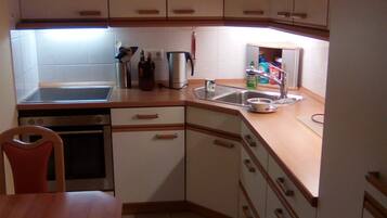 Kühlschrank, Mikrowelle, Herdplatte, Geschirrspüler