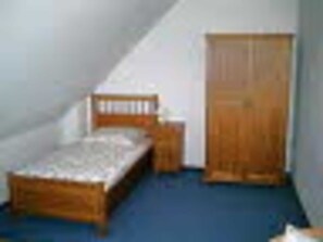 2 bedrooms, iron/ironing board, WiFi