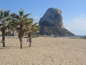 Una spiaggia nelle vicinanze, lettini da mare