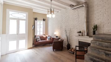 Smart TV, fireplace, stereo