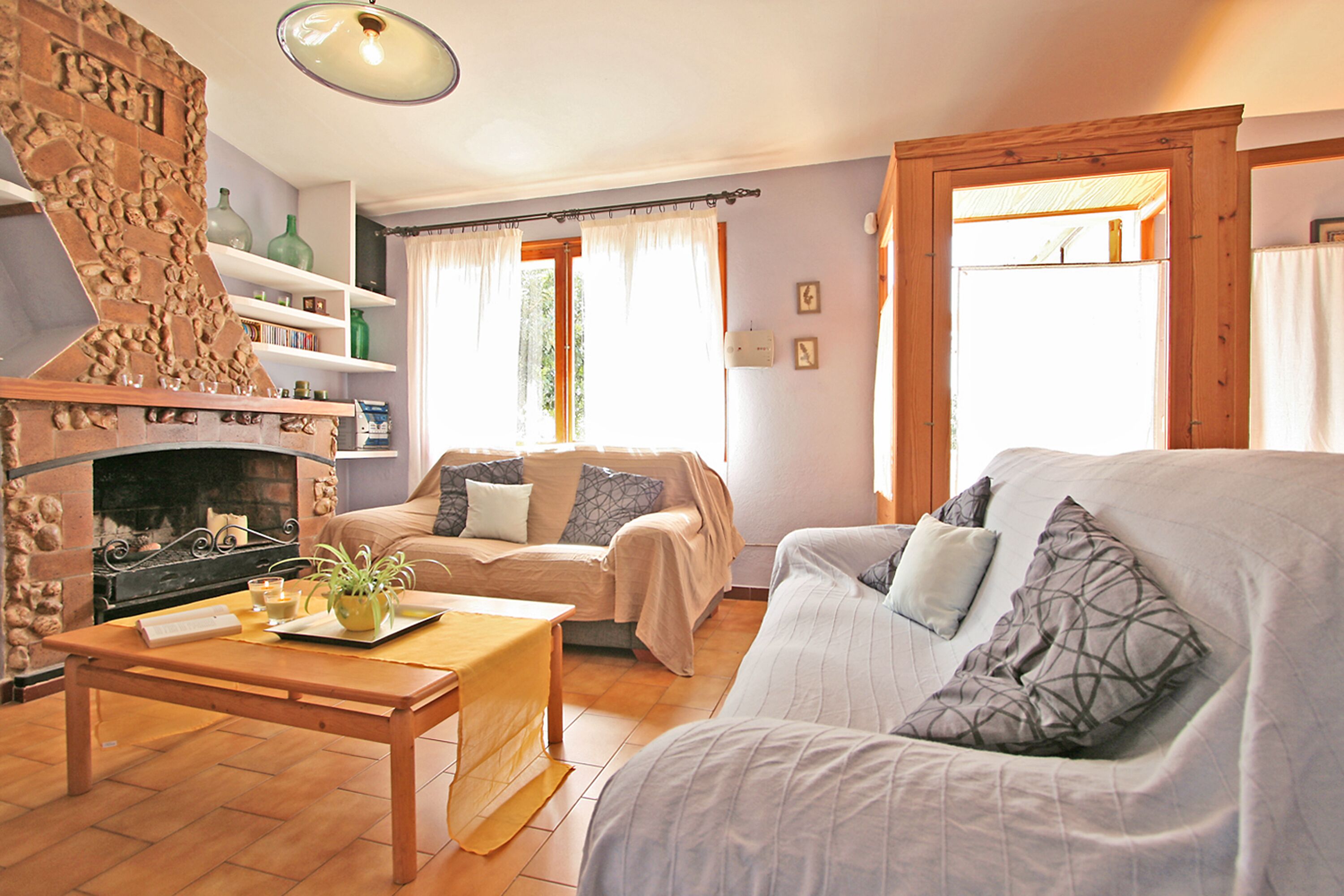 Smart-TV, Kamin, DVD-Player, Bücher