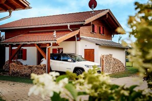 Property grounds - Modern vacation home in a beautiful location on the edge of Lechsee near Füssen, fireplace, gallery (Lechbruck)