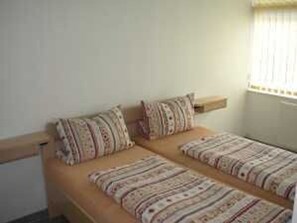 1 dormitorio, caja fuerte, escritorio y cuna de viaje