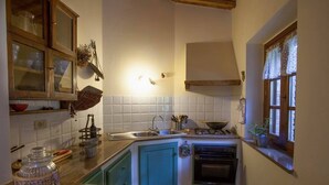 A compact kitchen with a sink, stove, and cabinets. - Beautiful accommodation in a quiet location and with a huge garden,Wi-Fi,t5 (Pomaia)