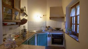 Kühlschrank, Ofen, Herdplatte, Wasserkocher mit Kaffee-/Teezubehör