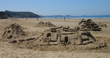 Ferienhaus Bretagne, Erquy 150M vom Strand, ruhige Lage mit Garten und Terrasse