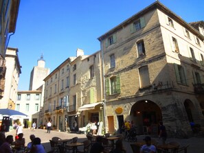Exterior - Very quiet terrace with a view, 80m² in Uzes hist. center, 2 bedrooms, AC, WIFI (Uzès)