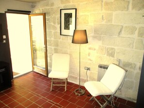 Interior - Very quiet terrace with a view, 80m² in Uzes hist. center, 2 bedrooms, AC, WIFI (Uzès)