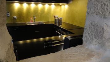 Een koelkast, een microgolfoven, een oven, een kookplaat