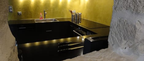 Réfrigérateur, four à micro-ondes, un four, surface de cuisson