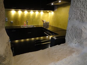 Een koelkast, een microgolfoven, een oven, een kookplaat