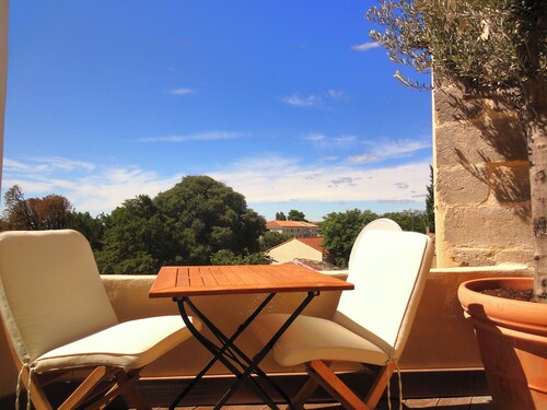 Terrasse au calme avec vue, UzĂšs centre, 80mÂČ clim., 2 chambres, parking, WIFI