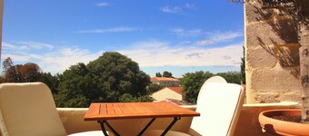 Very quiet terrace with a view, 80m² in Uzes hist. center, 2 bedrooms, AC, WIFI