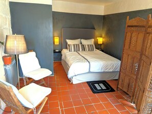 A bedroom with a bed, bedside lamps, a chair, and a wardrobe. - Very quiet terrace with a view, 80m² in Uzes hist. center, 2 bedrooms, AC, WIFI (Uzès)
