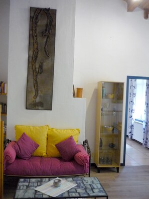 TV, books - Ideally located and very peaceful - with a patio and garden (Noves)