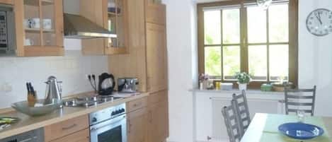 Jääkaappi, mikroaaltouuni, uuni, astianpesukone