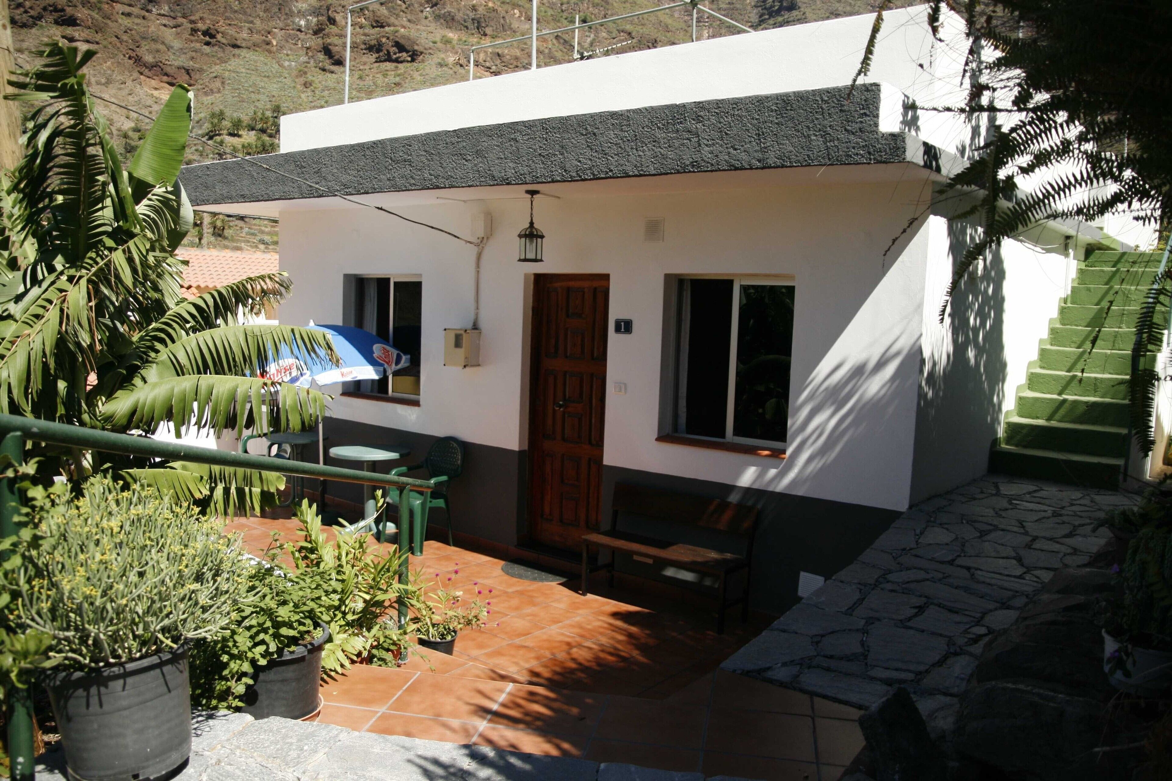 Holiday cottage in the village, off the main road, with Wi-Fi