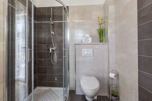 シャワー、ビデ、タオル、トイレットペーパー