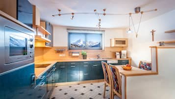 Frigorífico, microondas, placa de cocina y lavavajillas