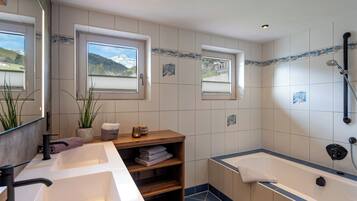 Duschwanne, Haartrockner, Handtücher, Toilettenpapier