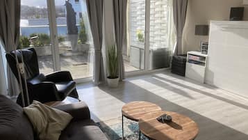 Flachbildfernseher, DVD-Player, Tischtennisplatte, Stereoanlage