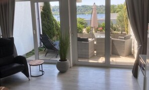 Flachbildfernseher, DVD-Player, Tischtennisplatte, Stereoanlage
