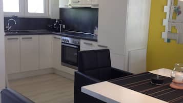 Fridge, oven, stovetop, dishwasher