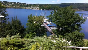 A marina with boats docked, surrounded by lush greenery and hills in the background. - Modern, premium lake view vacation apartment over 2 floors (Waldeck -Scheid)