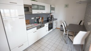 Coffee/tea maker, fridge, microwave, stovetop - Nice quiet apartment with a view of the water and free WiFi  (Greifswald)
