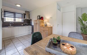 Een koelkast, een kookplaat, een koffiezetapparaat/waterkoker