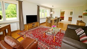 Fernseher, DVD-Player, Bücher, Musikbibliothek