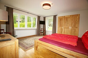 3 bedrooms, iron/ironing board, travel cot, free WiFi