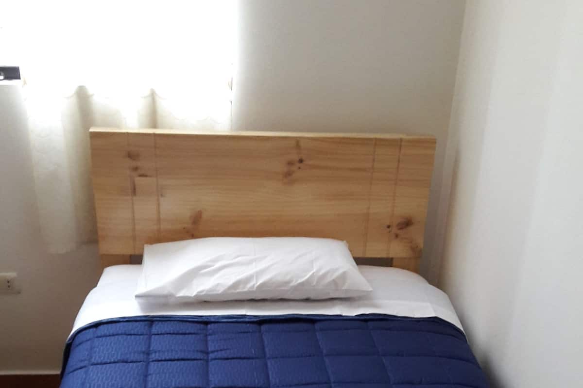 Quarto solteiro básico, 1 cama de solteiro grande, para não fumantes | Wi-Fi de cortesia, roupa de cama