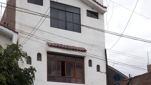 Vista frontal de la propiedad
