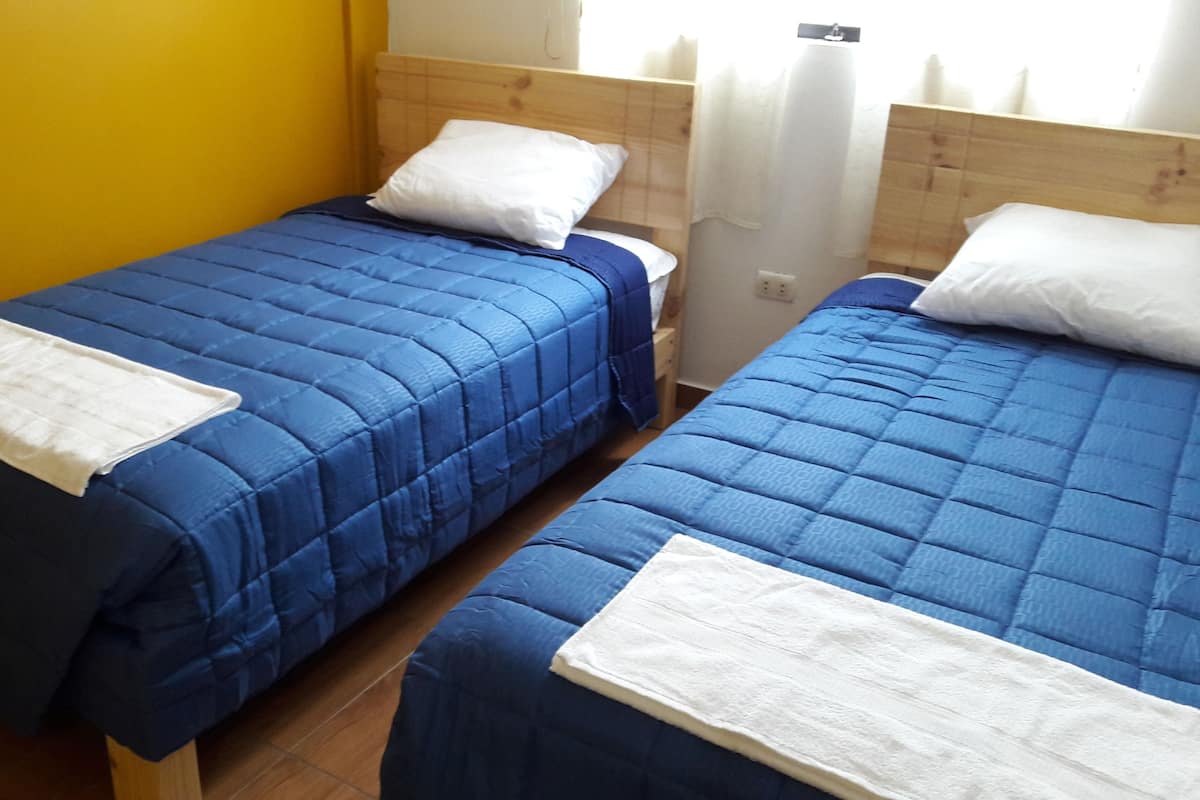 Quarto duplo básico, 2 camas de solteiro, para não fumantes | Wi-Fi de cortesia, roupa de cama