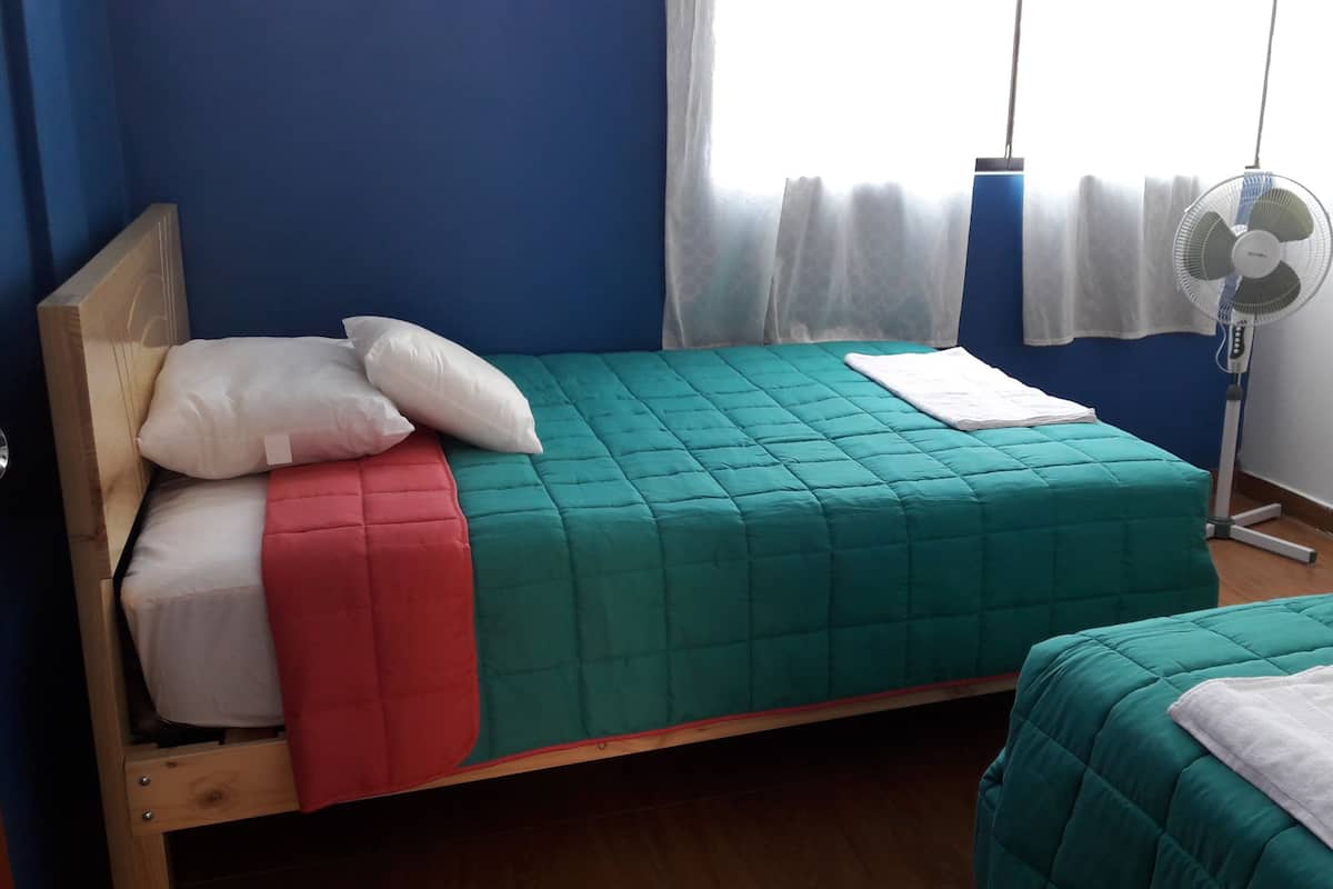Quarto triplo básico, várias camas, para não fumantes | Wi-Fi de cortesia, roupa de cama