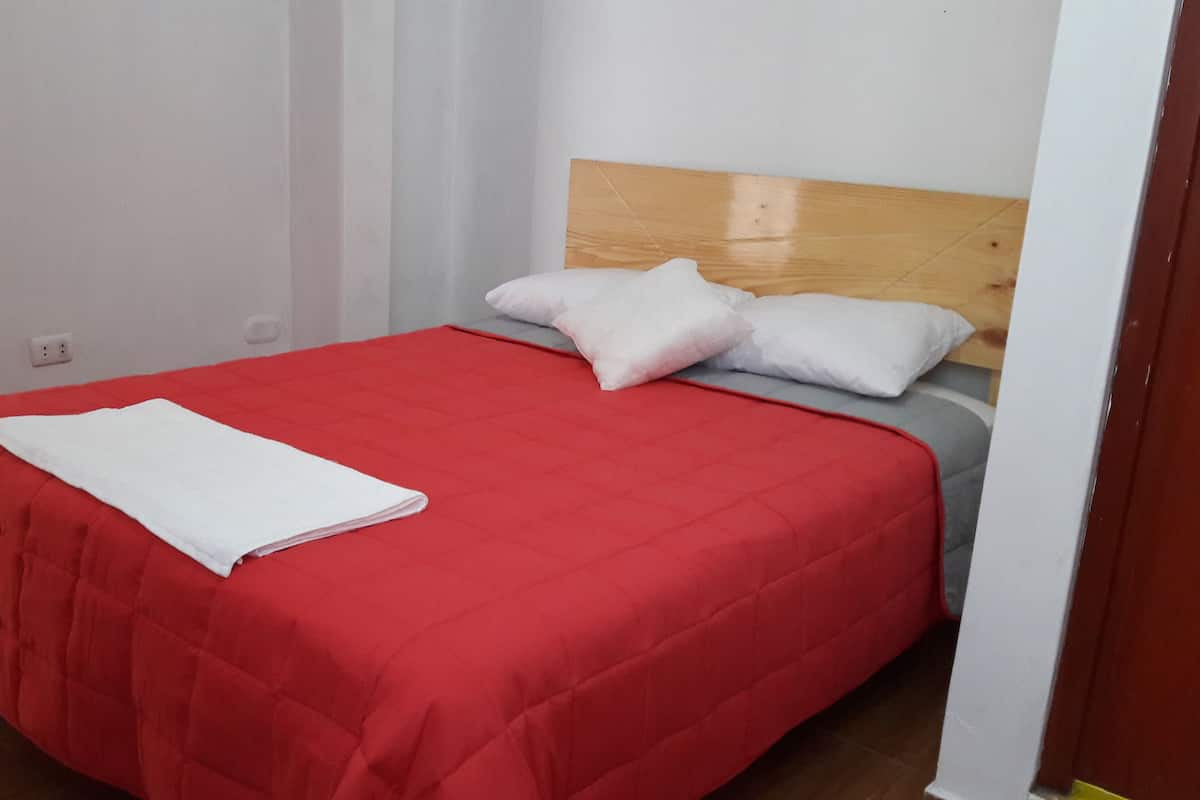 Quarto casal básico, 1 cama de casal, para não fumantes | Wi-Fi de cortesia, roupa de cama