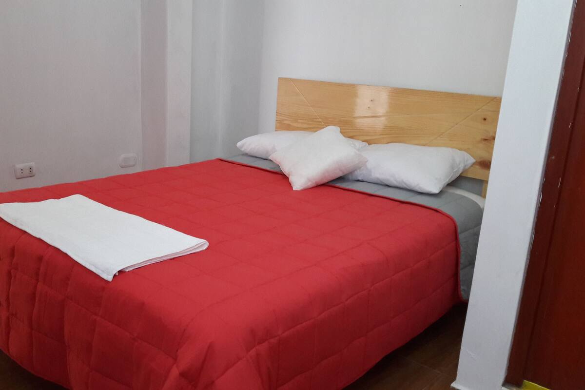 Habitación básica doble, 1 cama matrimonial, para no fumadores | Wifi gratis y ropa de cama