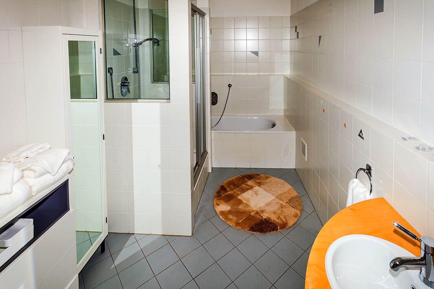 Big bath und walk-In Shower - Kickstart oder Relax. 
