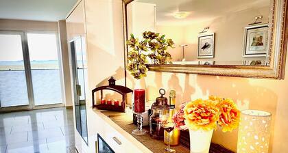 Upea oja talo ensimmäisellä rivillä vettä kaunis näkymä vedelle.