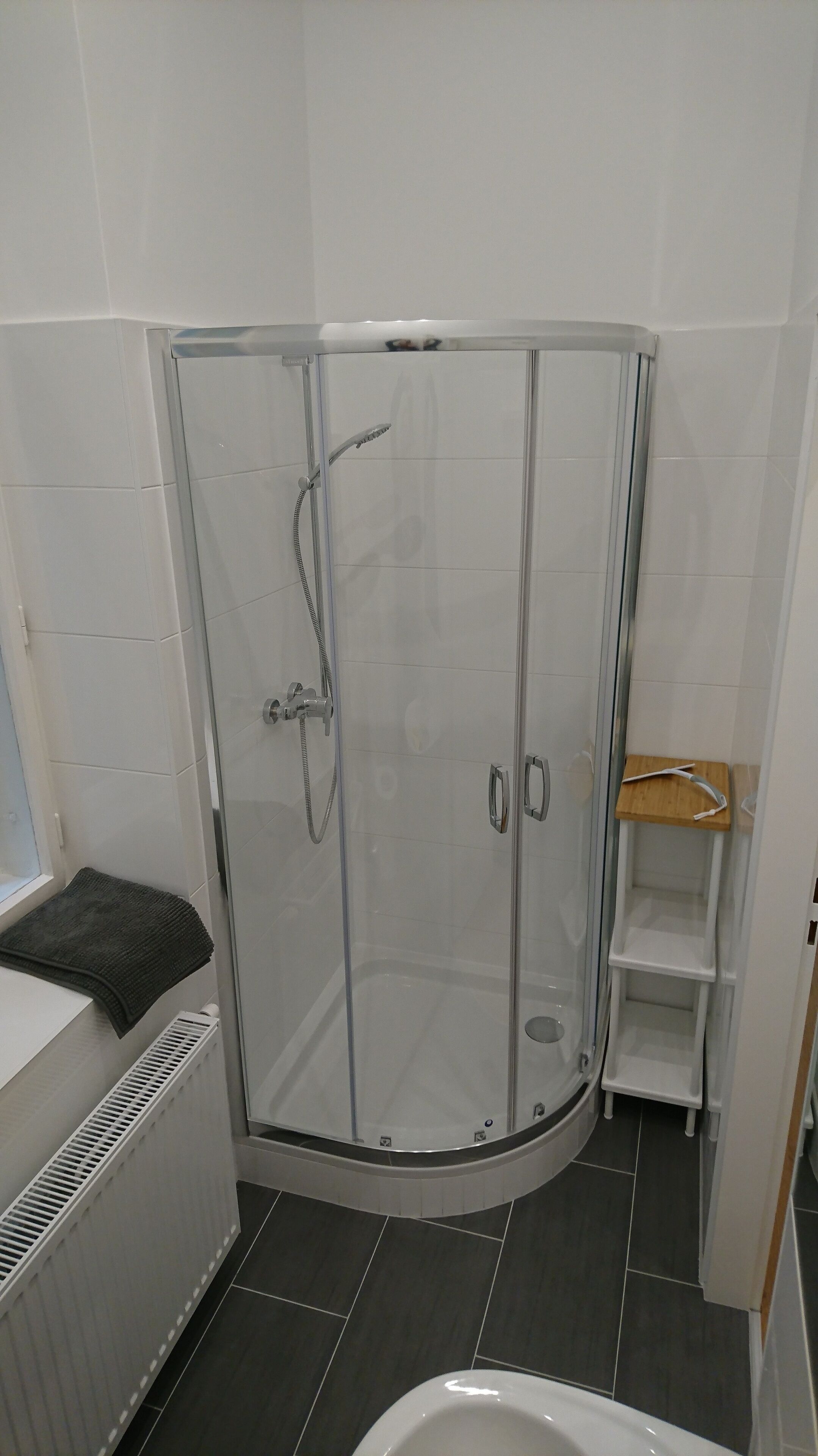 Douche, sèche-cheveux, serviettes fournies, papier toilette