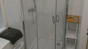 Douche, sĂšche-cheveux, serviettes fournies, papier toilette