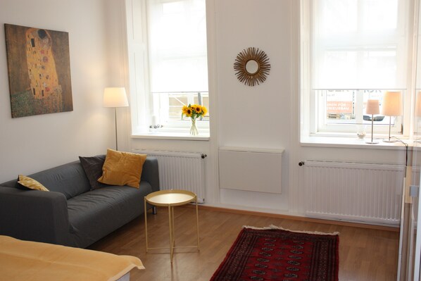 Fernseher, DVD-Player, Bücher, Stereoanlage